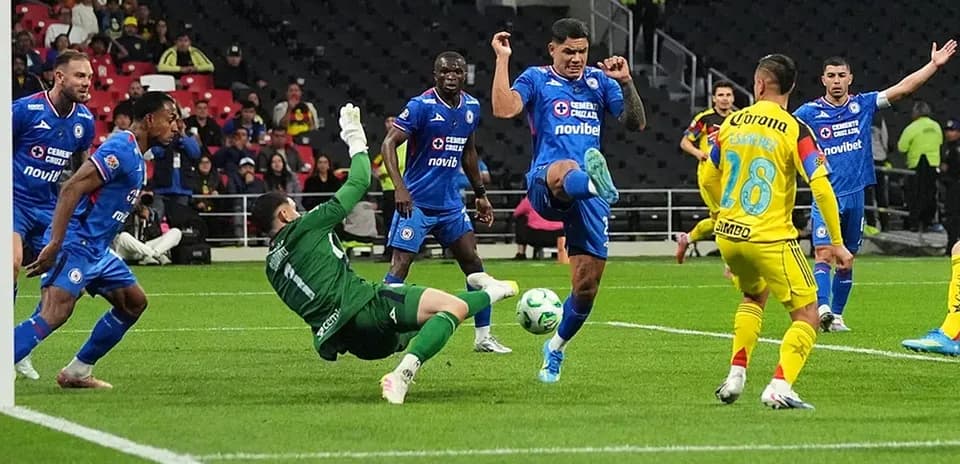 Jugador de Cruz Azul intentando anotar gol