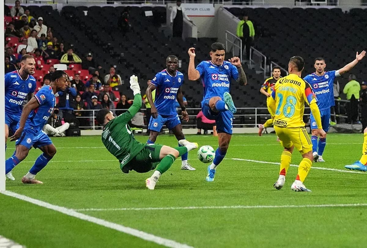 Jugador de Cruz Azul intentando anotar gol