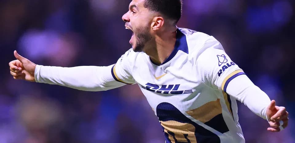 Jugador de Pumas celebra un gol