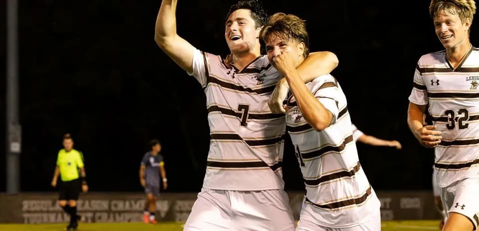 Jugadores celebrando un gol en el partido de fútbol