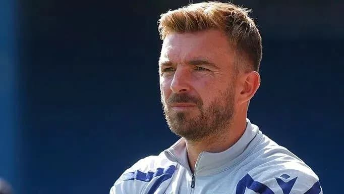 Entrenador observando durante la sesión de entrenamiento