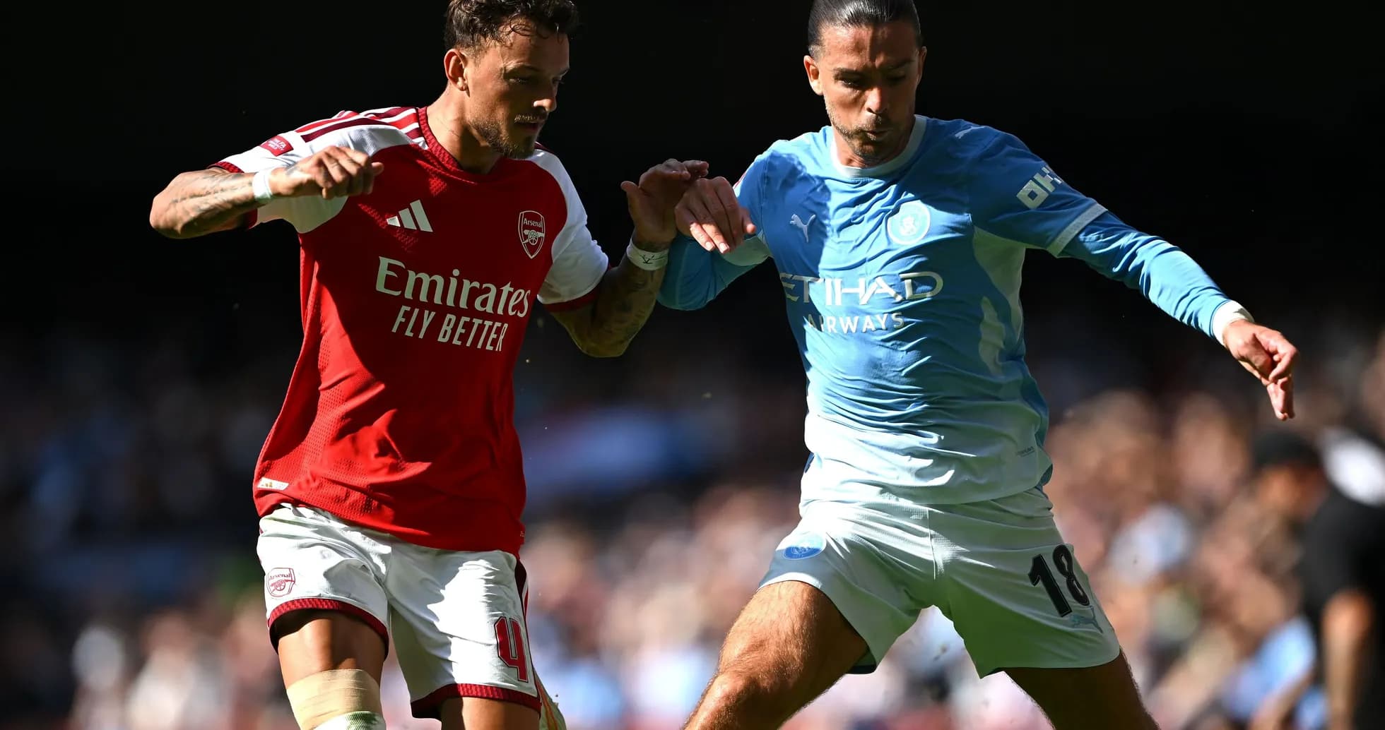 Jugadores de Arsenal y Manchester City disputando el balón