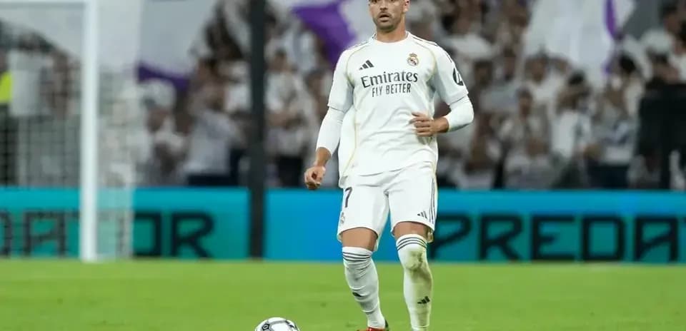 Jugador de Real Madrid preparándose para un tiro libre