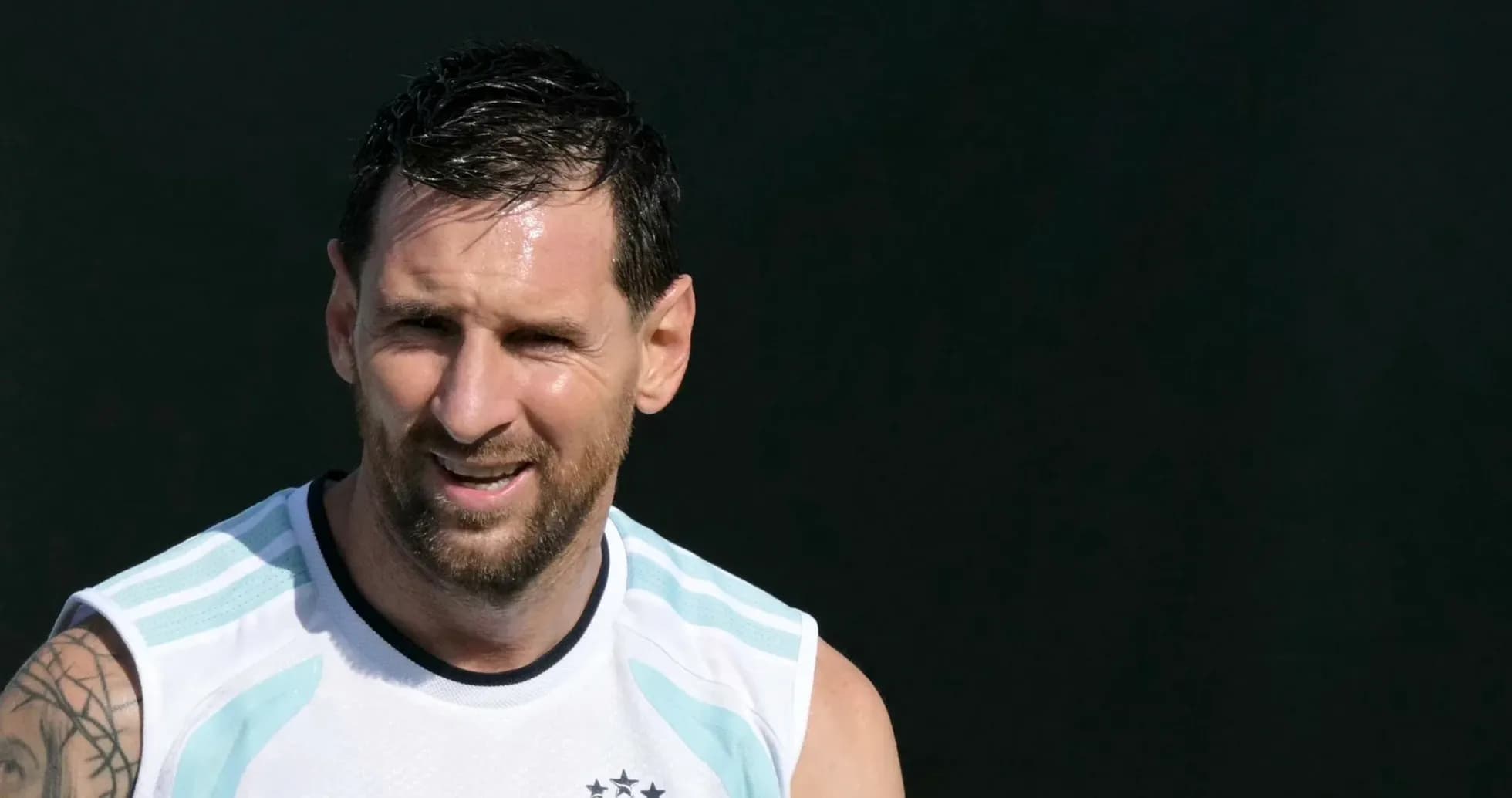 Jugador entrenando con camiseta de la selección argentina