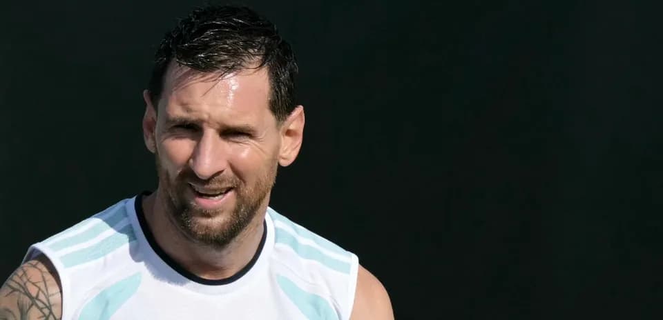 Jugador entrenando con camiseta de la selección argentina