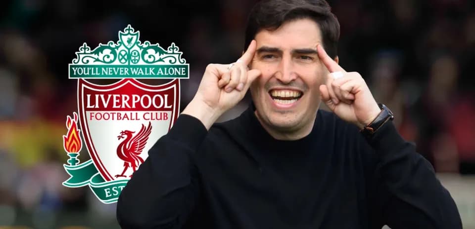 Entrenador gesticulando frente al logo de Liverpool