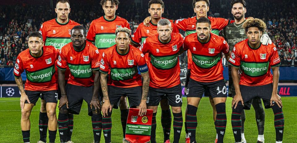 Equipo de NEC Nijmegen posando antes del partido