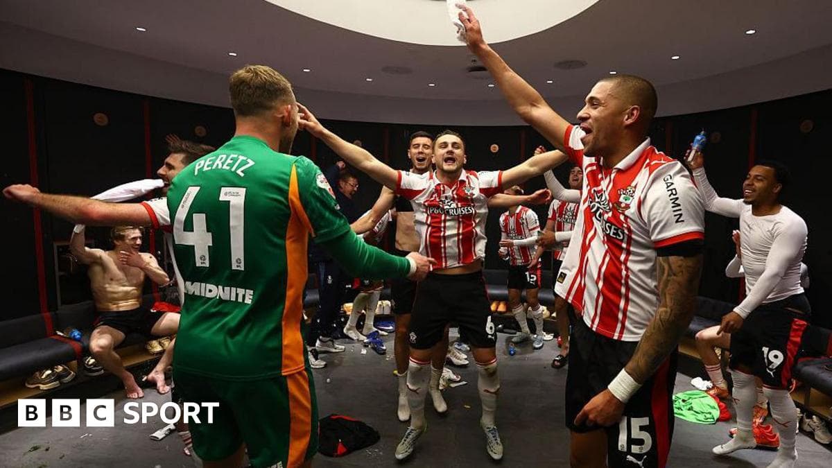 Jugadores celebrando en el vestuario tras el partido