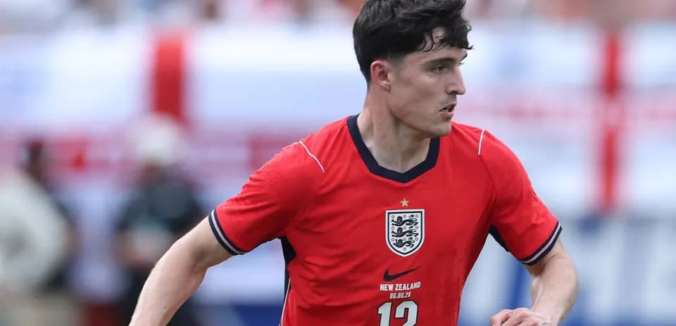 Jugador de Inglaterra corriendo con el balón en el campo