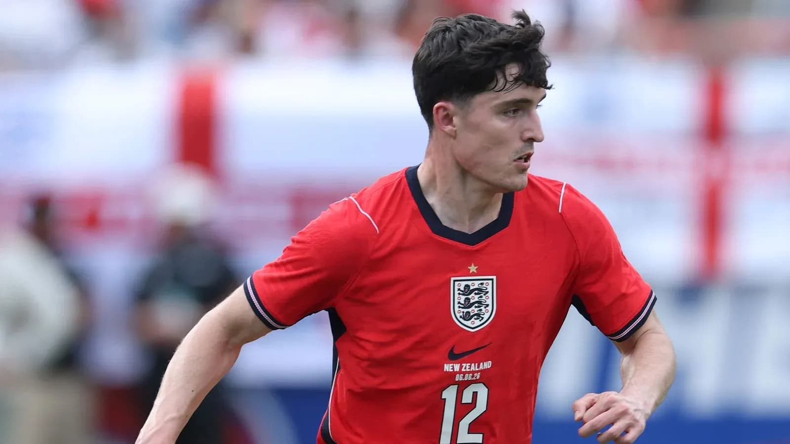 Jugador de Inglaterra corriendo con el balón en el campo
