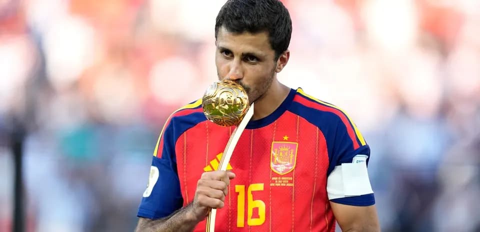 Jugador de España besando trofeo tras el partido