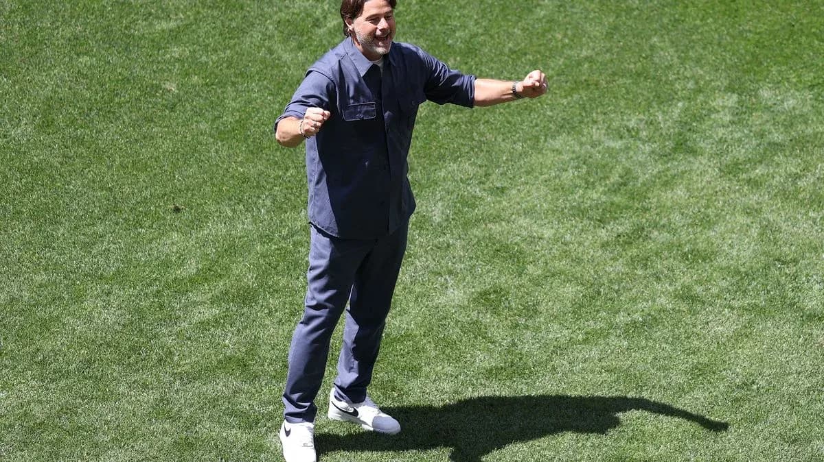 Entrenador celebrando en el campo de fútbol