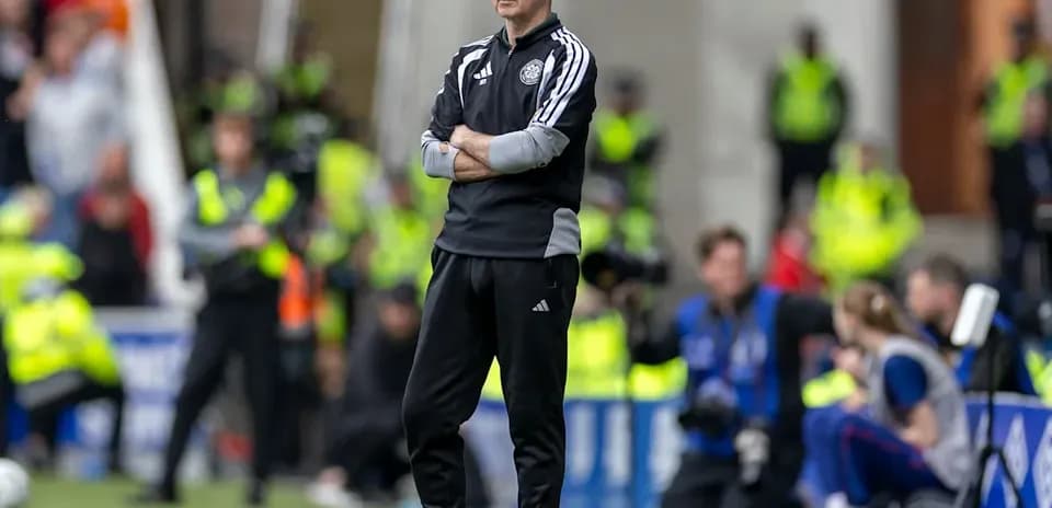 Entrenador observando el partido desde la línea de banda