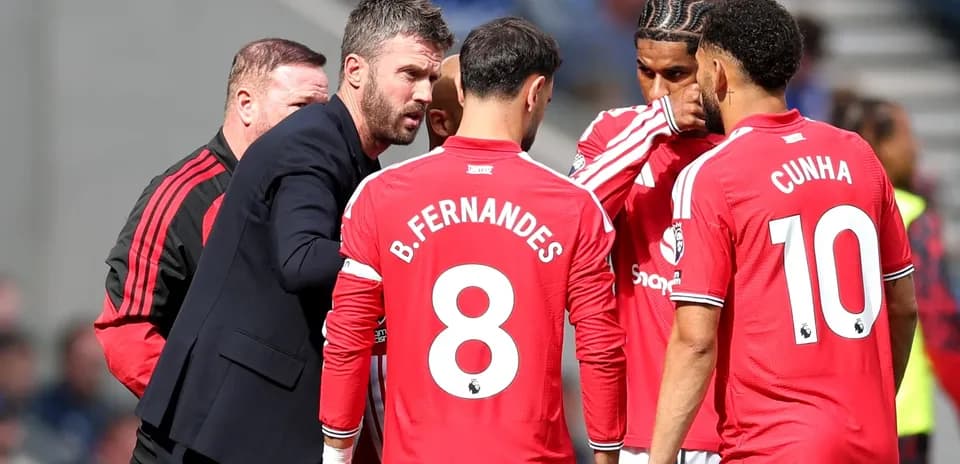 Jugadores de Manchester United discutiendo con el entrenador