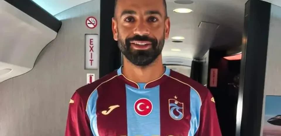 Jugador con camiseta de Trabzonspor en avión