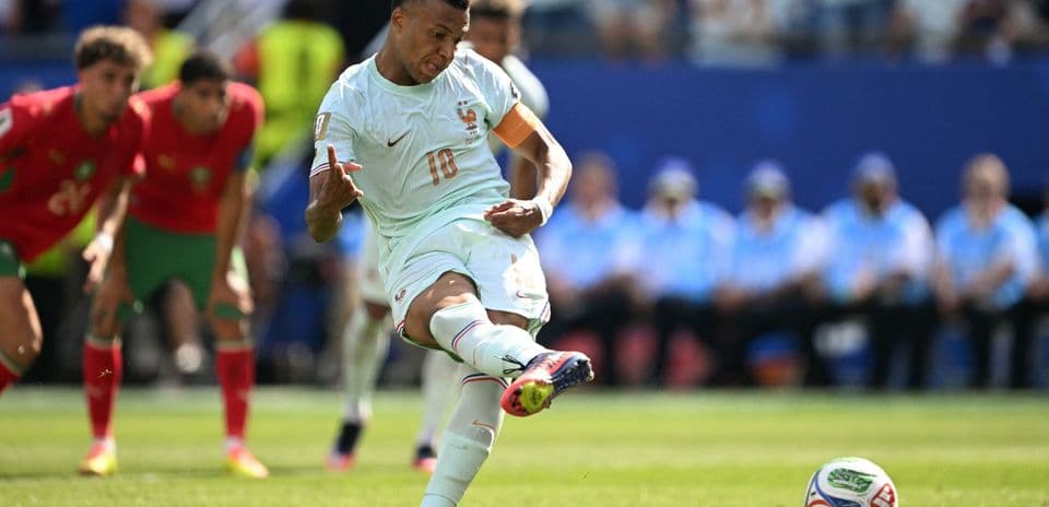 Jugador ejecutando un penalti durante el partido
