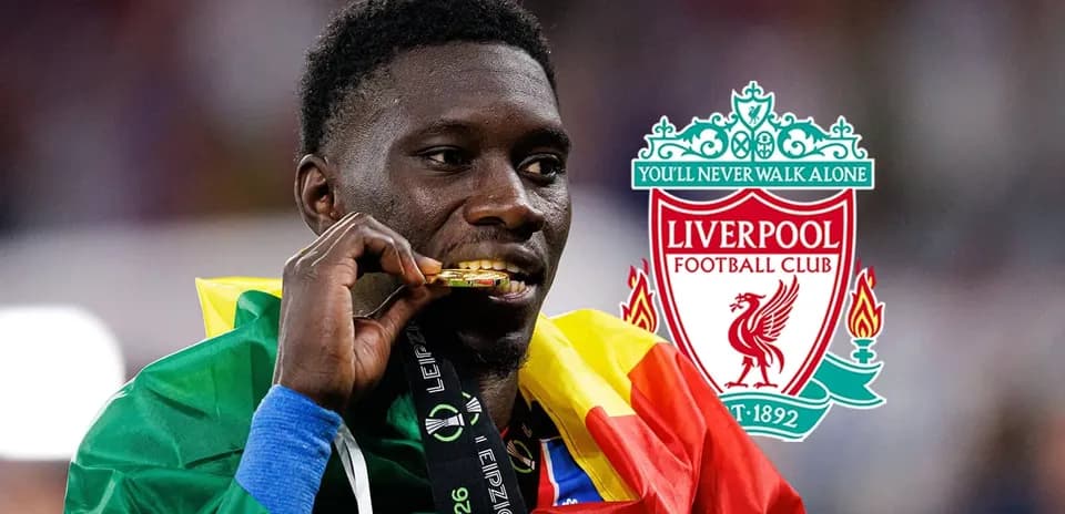 Jugador sosteniendo medalla con bandera de Camerún