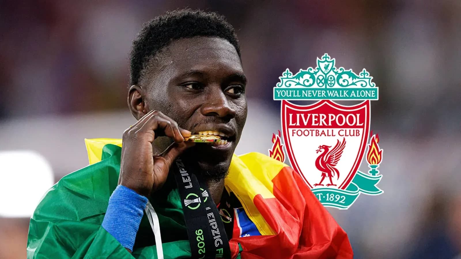 Jugador sosteniendo medalla con bandera de Camerún