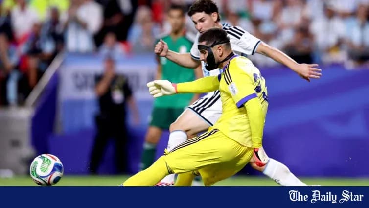 Portero despejando el balón en un partido de fútbol