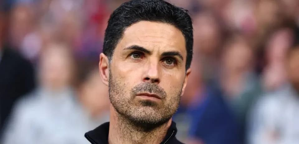 Entrenador observando desde la línea de banda