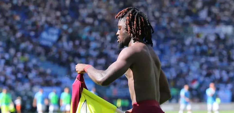 Jugador quitándose la camiseta durante el partido