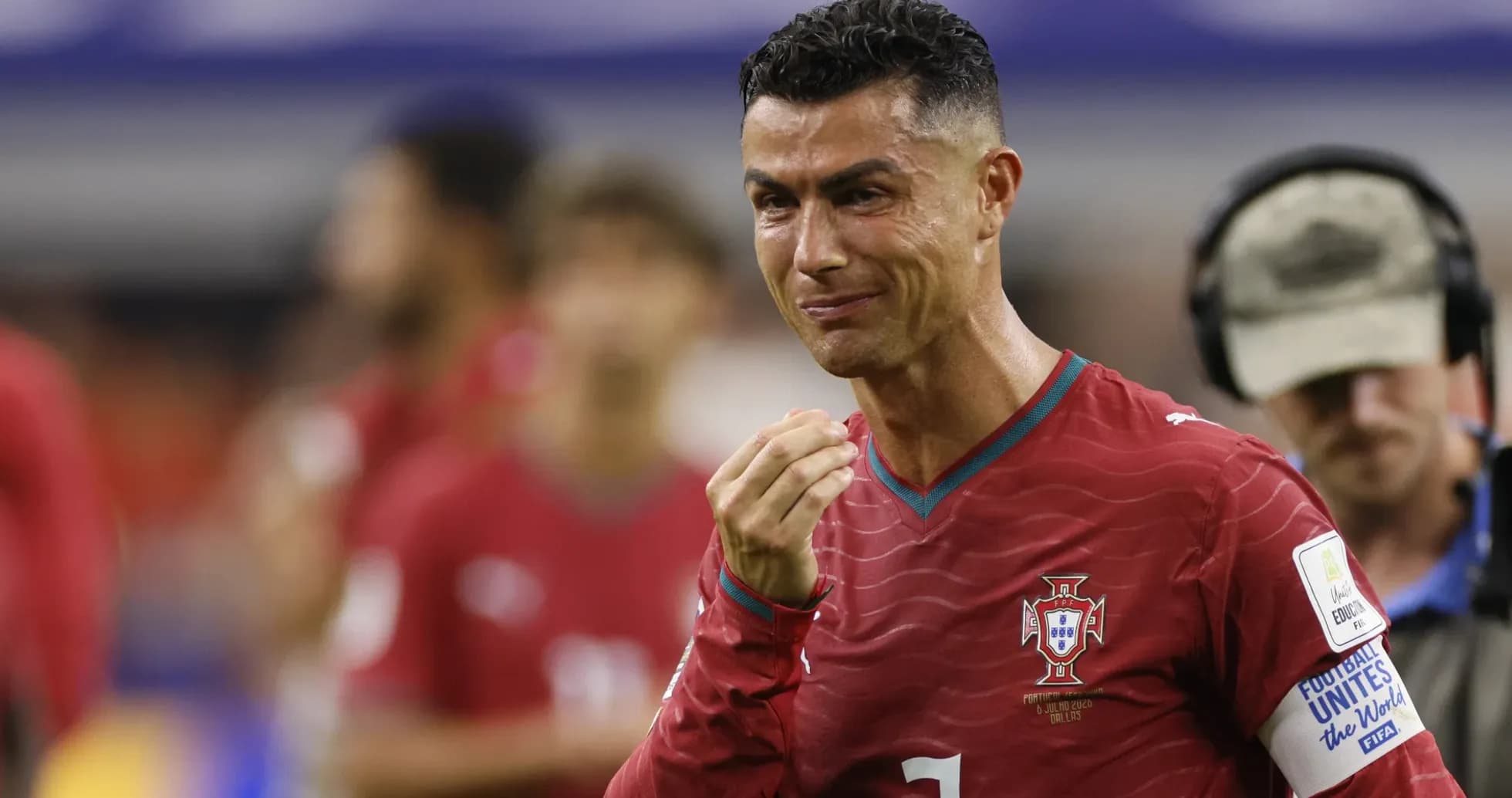 Cristiano Ronaldo en el campo con camiseta de Portugal