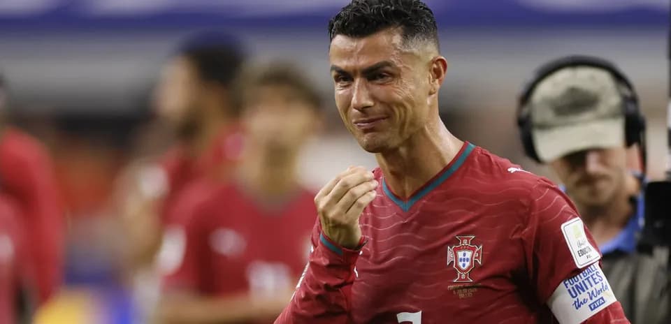 Cristiano Ronaldo en el campo con camiseta de Portugal