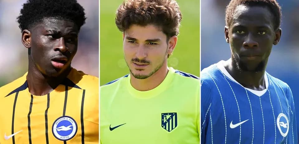 Tres jugadores de fútbol en diferentes camisetas de equipo