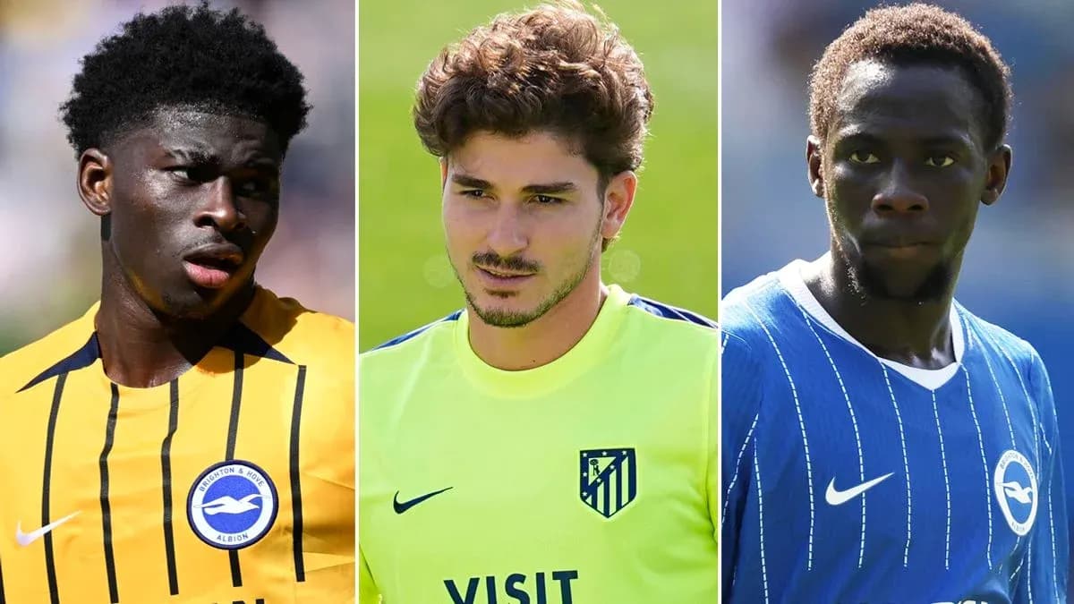 Tres jugadores de fútbol en diferentes camisetas de equipo