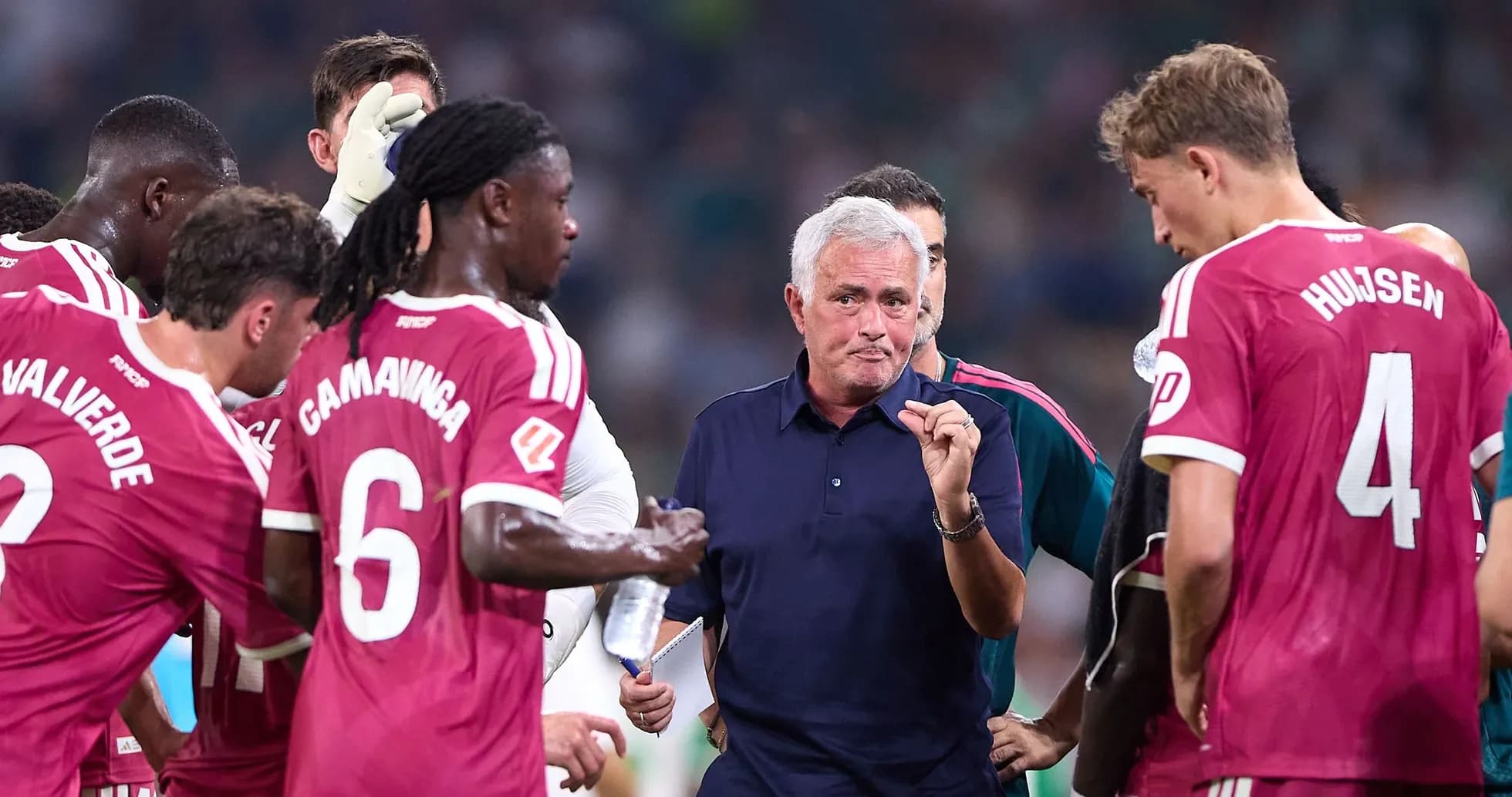 José Mourinho dando instrucciones a sus jugadores