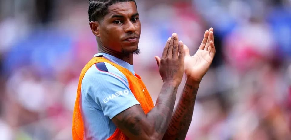 Jugador aplaudiendo desde la línea de banda