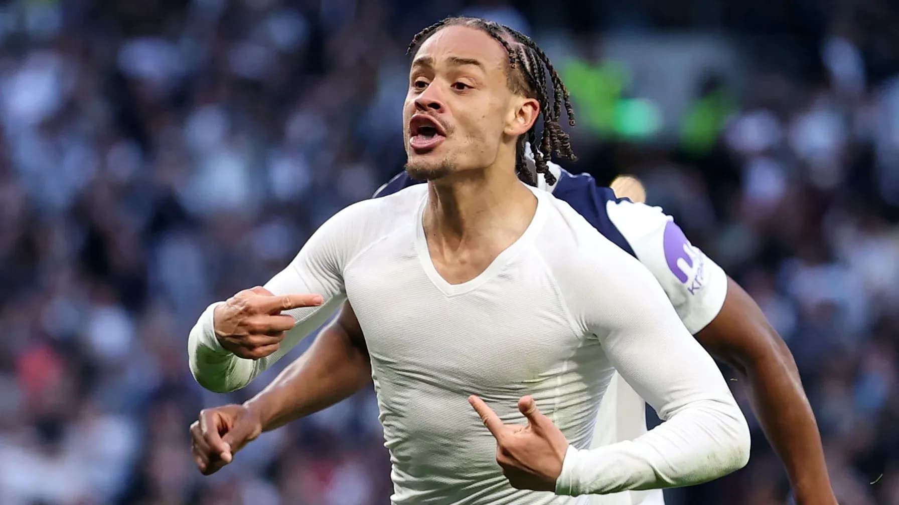 Jugador celebrando un gol en el estadio