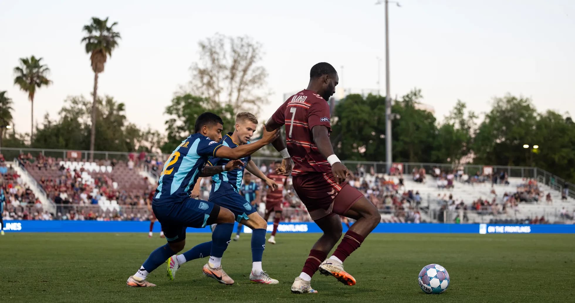 Jugador de Sacramento Republic en acción contra Monterey Bay