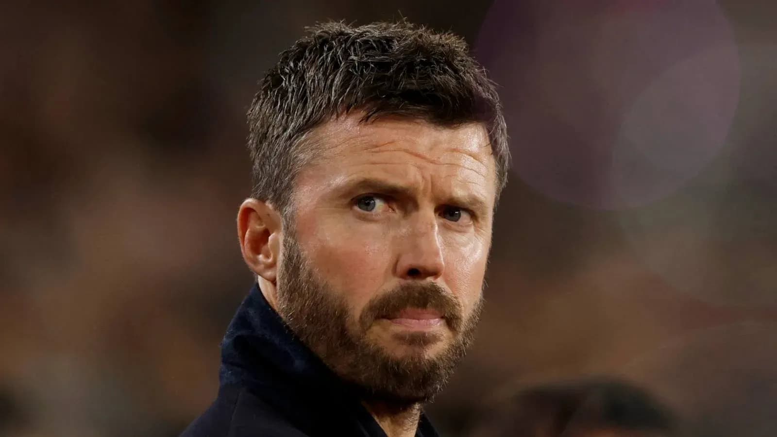 Entrenador observando el partido desde la línea lateral