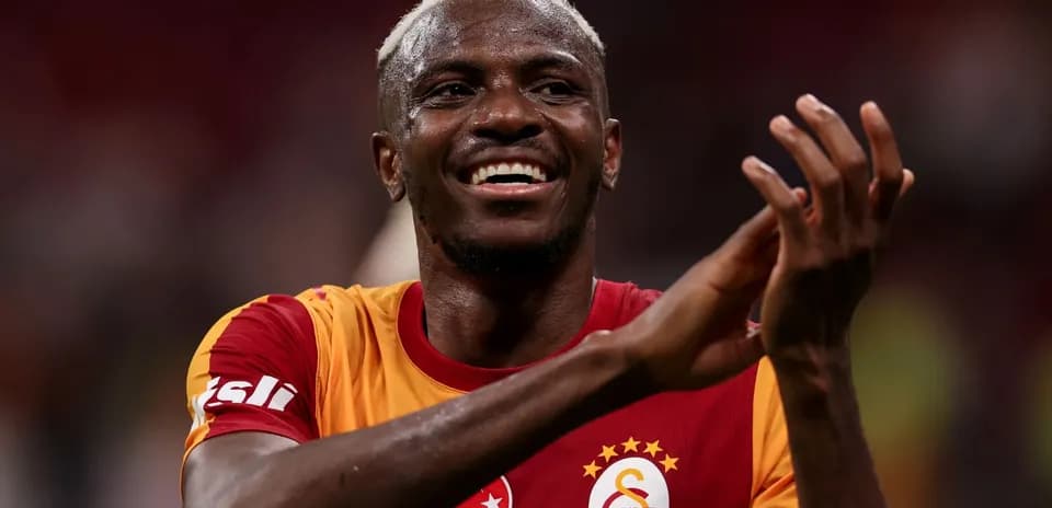 Jugador de Galatasaray aplaudiendo tras el partido