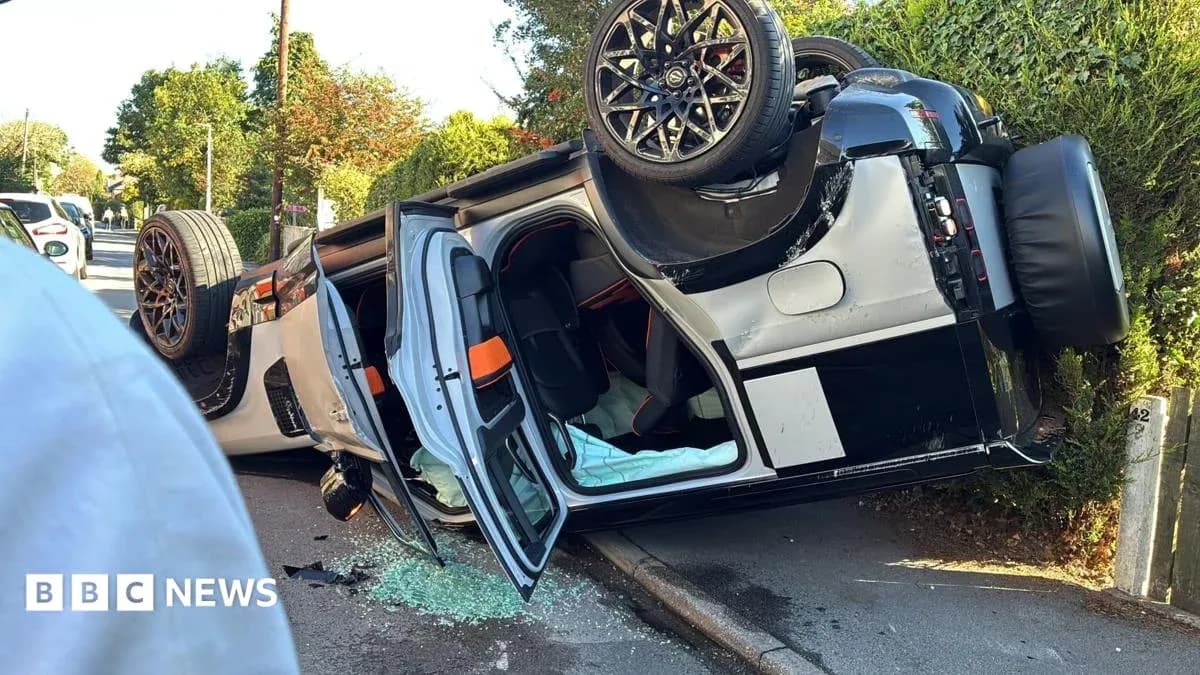 Coche volcado en la calle con cristales rotos