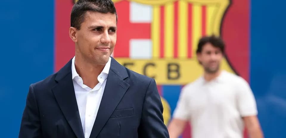 Jugador posando frente al logo del FC Barcelona