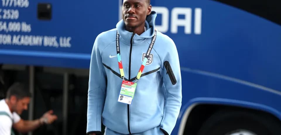 Jugador con uniforme de entrenamiento cerca del autobús