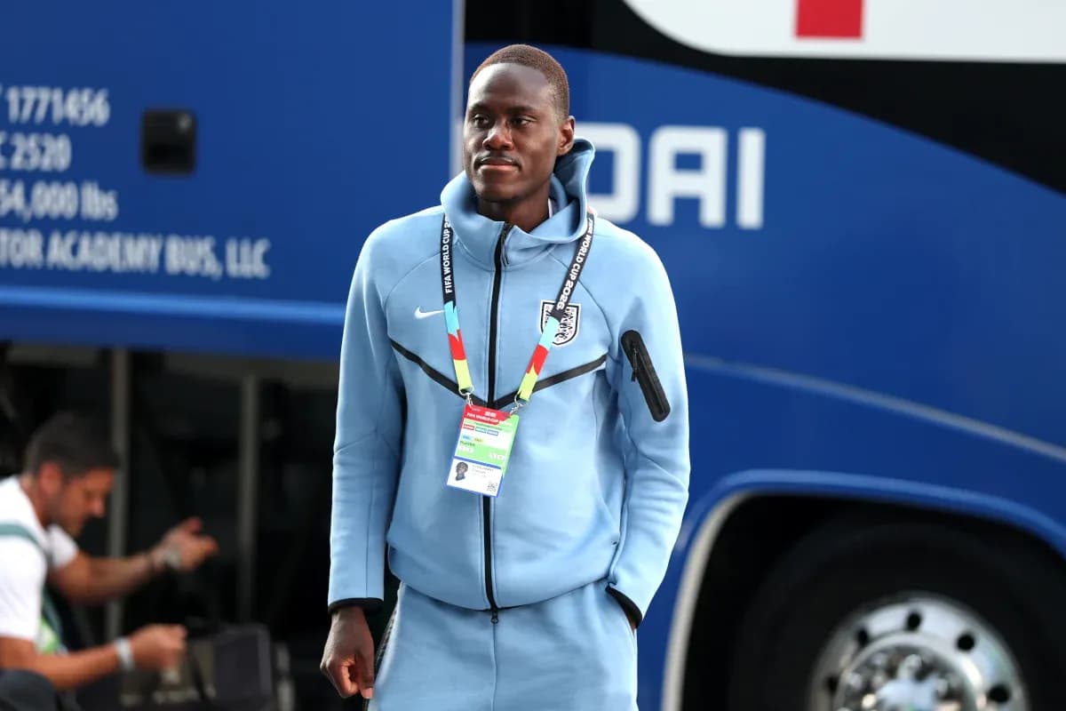 Jugador con uniforme de entrenamiento cerca del autobús