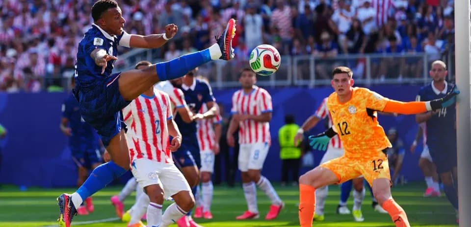 Jugador chutando el balón en el área rival