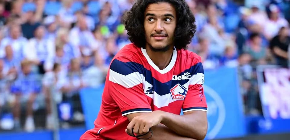 Jugador de Lille sentado en el banco de suplentes