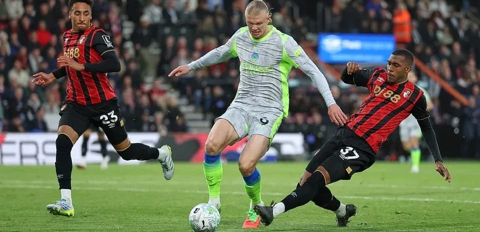 Jugadores de Bournemouth y Manchester City en acción