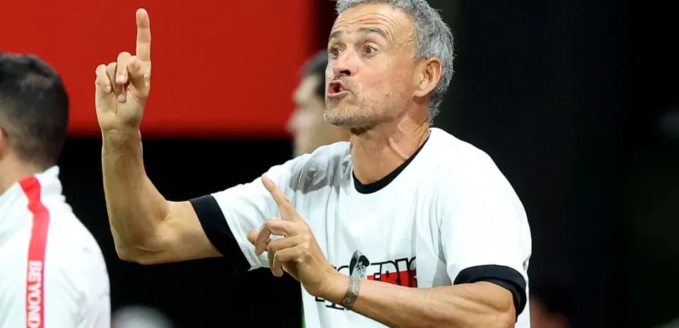 Entrenador dirigiendo instrucciones durante el partido