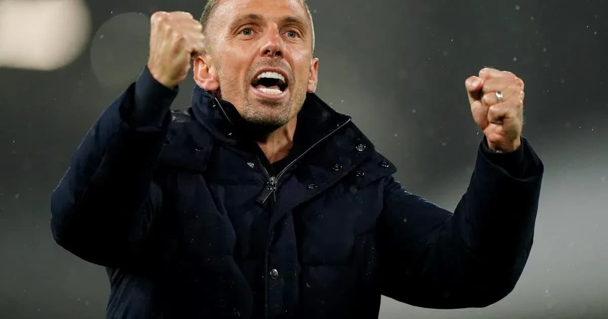 Entrenador celebrando con puños en alto