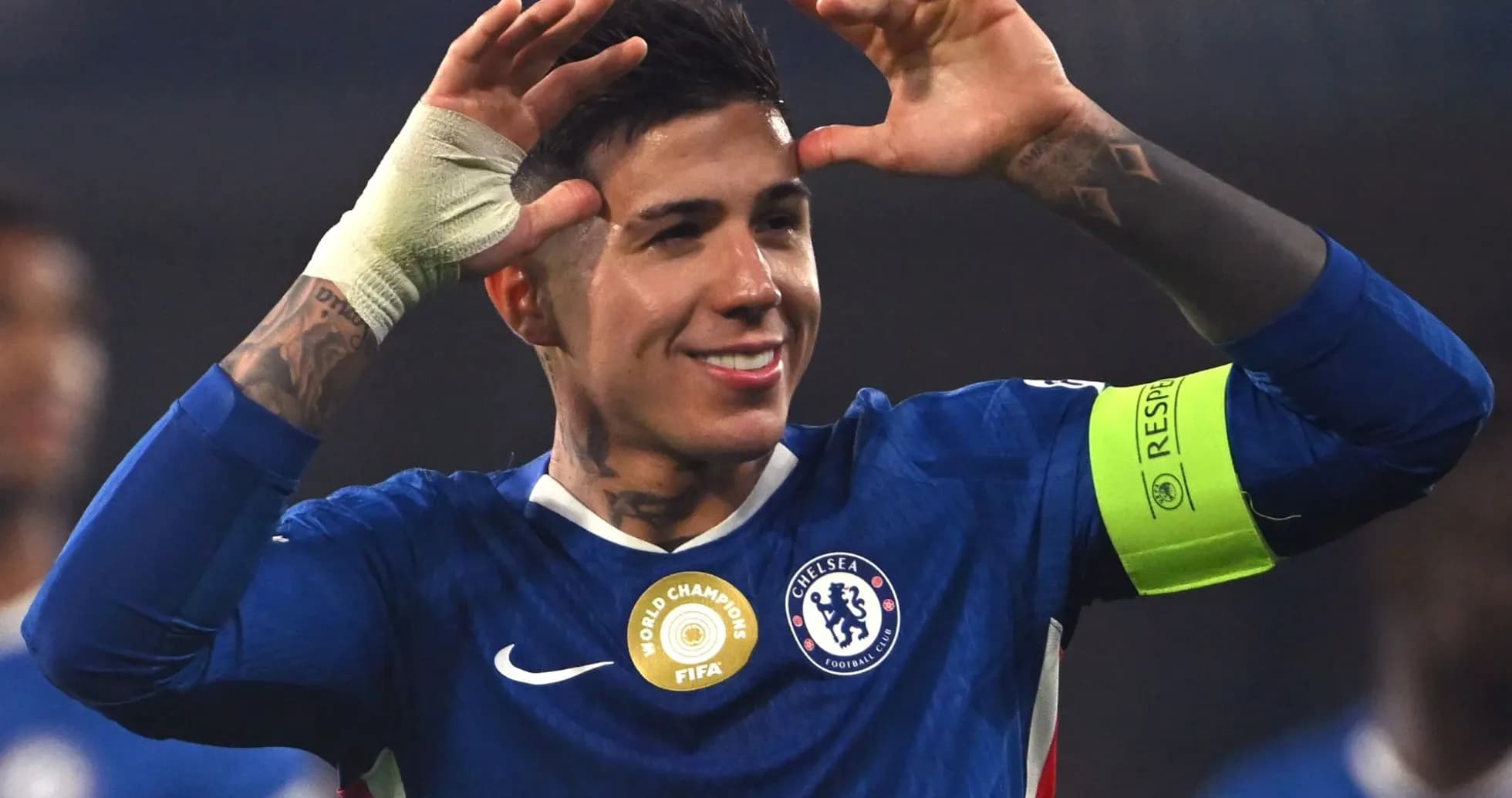 Jugador de Chelsea celebrando con los brazos levantados