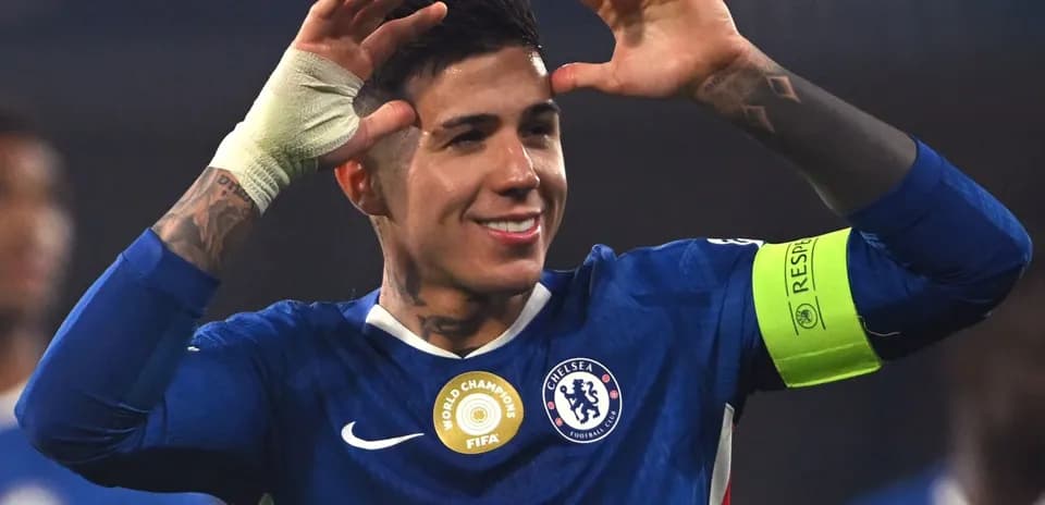 Jugador de Chelsea celebrando con los brazos levantados