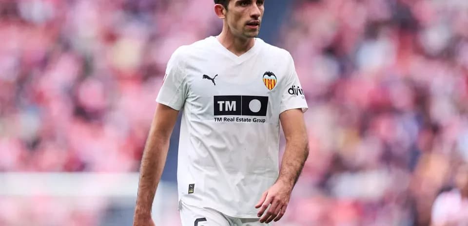 Jugador del Valencia en acción durante el partido