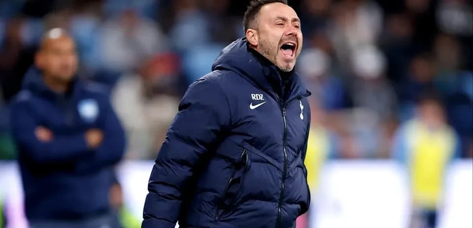 Entrenador gritando en la línea de banda