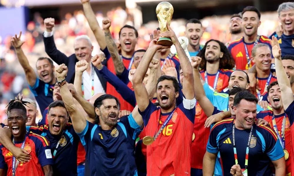 Equipo de España celebrando con el trofeo de la Copa