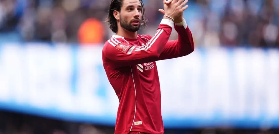 Jugador aplaudiendo en el campo de fútbol